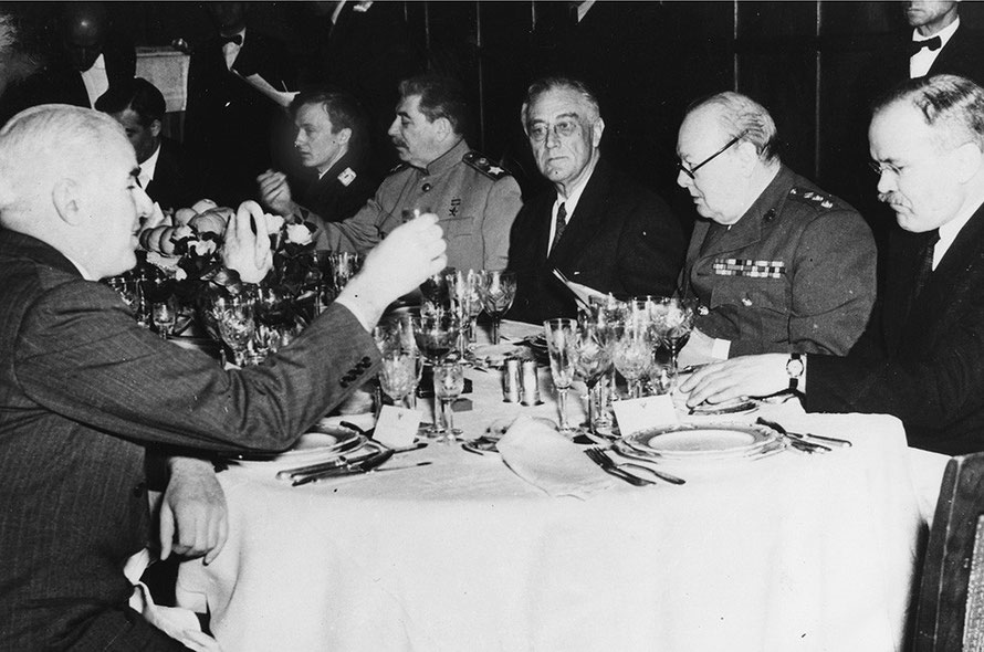 Stalin, Roosevelt e Churchill a tavola durante la Conferenza di Yalta, 11 febbraio 1945