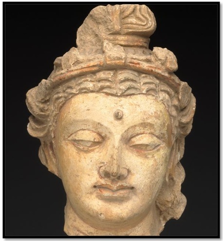 Statua di Bodhisattva del 3 ° secolo trovata nell’attuale Afghanistan. Nota: il Terzo Occhio simboleggiato dal puntino sulla fronte.