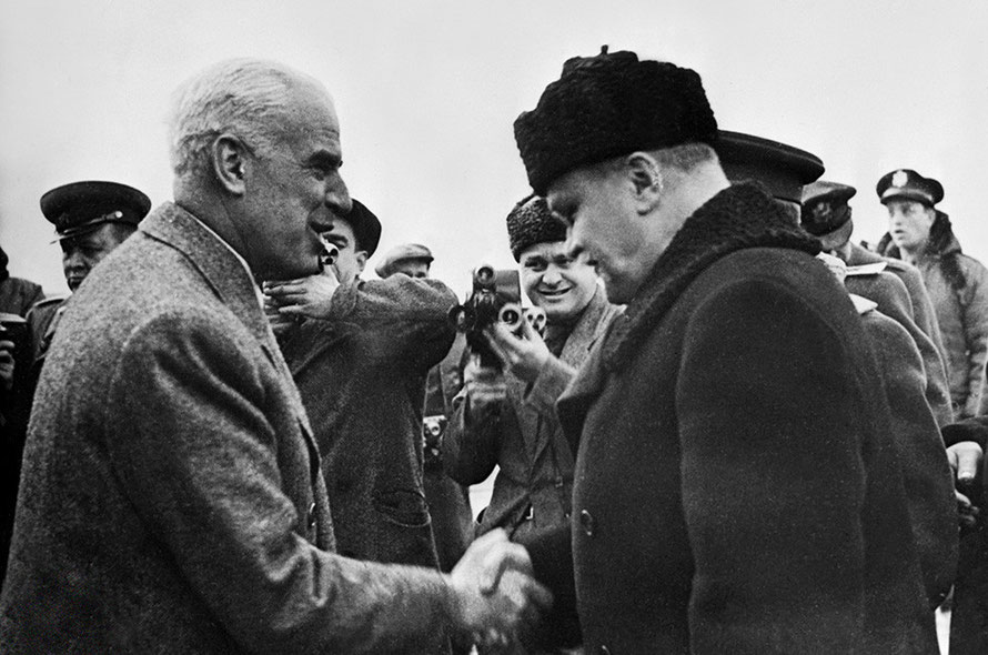 Il segretario di Stato americano Edward R. Stettinius stringe la mano al Commissario del popolo sovietico Vyacheslav Molotov, 4 febbraio 1945, Yalta