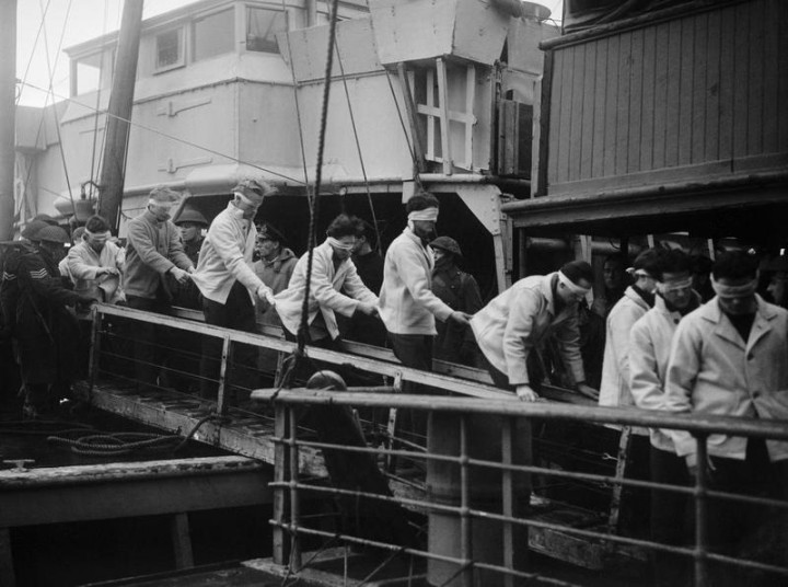 Marinai tedeschi, superstiti dell'affondamento dello Scharnhorst, vengono tradotti bendati sulla nave ammiraglia britannica HMS Duke of York